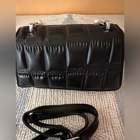Black puffy purse with pearl handle and crossbody - Picture 6 of 10